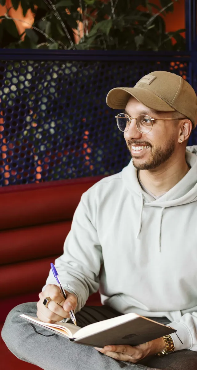 Dilshan schreibt Notizen fuer den Empfehlungswebsite Kurs