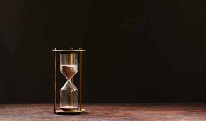 Goldene Sanduhr auf dunklem Hintergrund