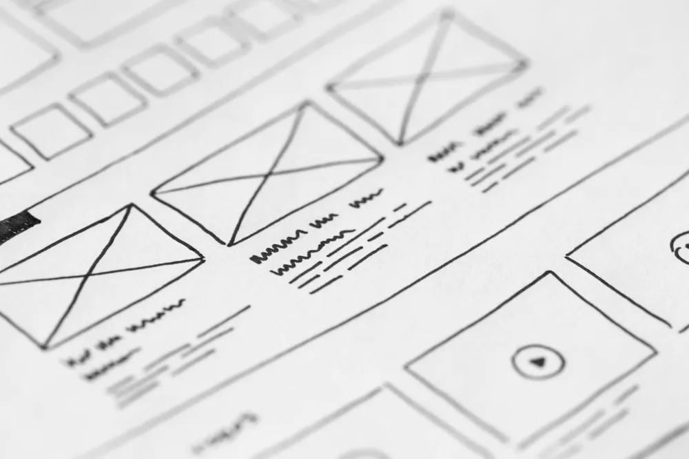 Nahaufnahme von Website-Wireframes auf Papier