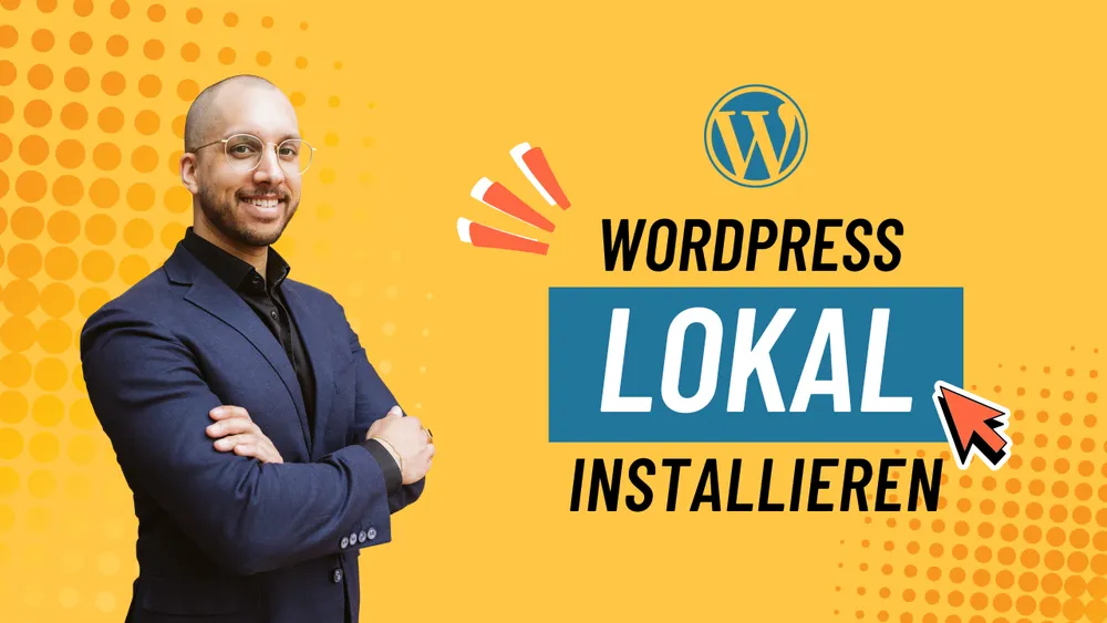 Mann im Anzug lächelt mit verschränkten Armen vor orangem Hintergrund mit Halbtonpunkten. Text: "WordPress Lokal Installieren", darüber das WordPress-Logo und ein großer Mauszeiger zeigt auf das Wort "Lokal".
