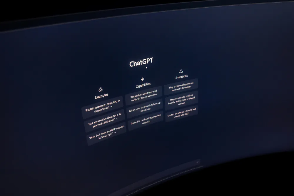 Nahaufnahme eines Computerbildschirms, der die Startseite von ChatGPT im Dark Mode zeigt.